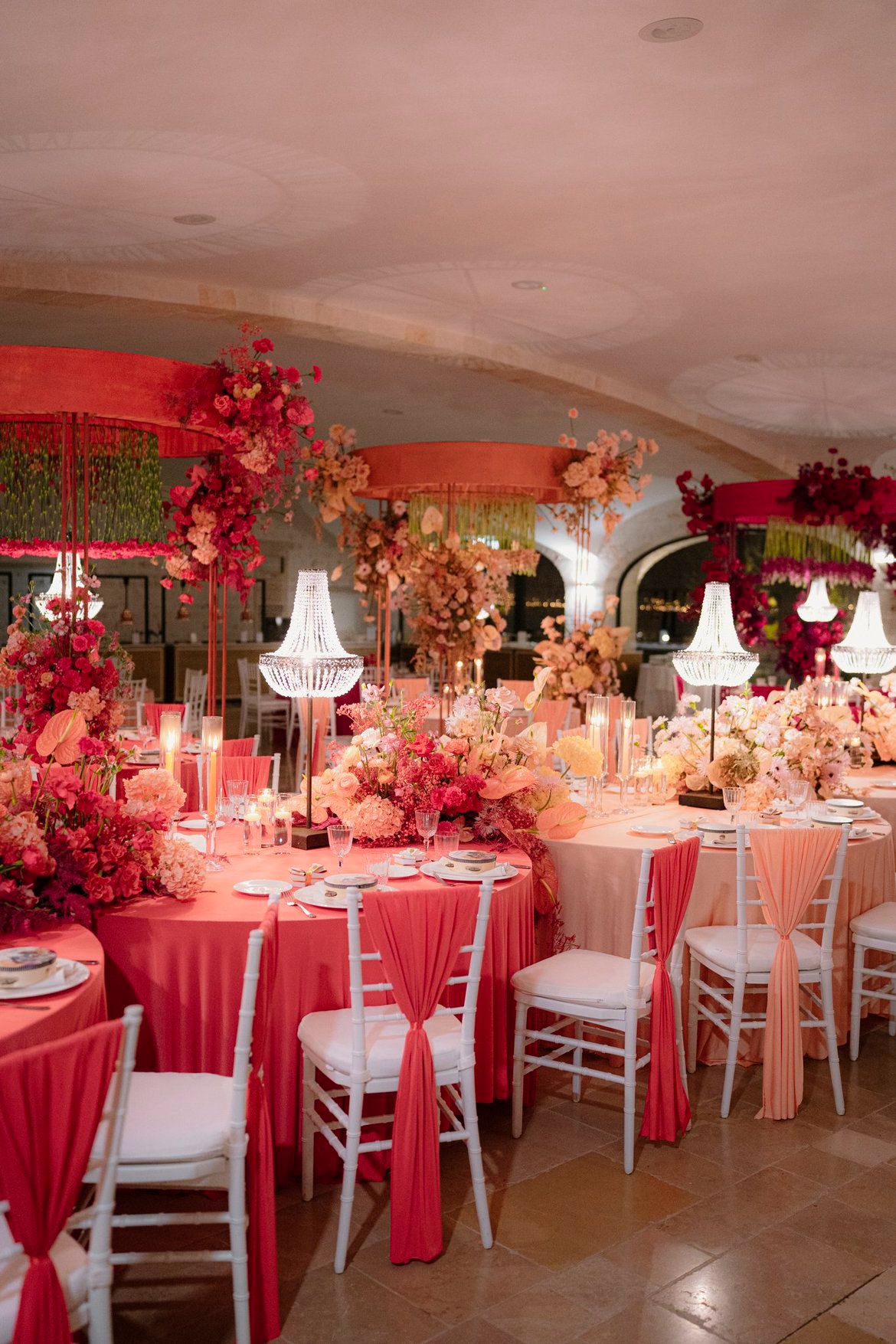 Allestimento LIPPOLIS: sala peach con centrotavola peonia e sedie Chiavari