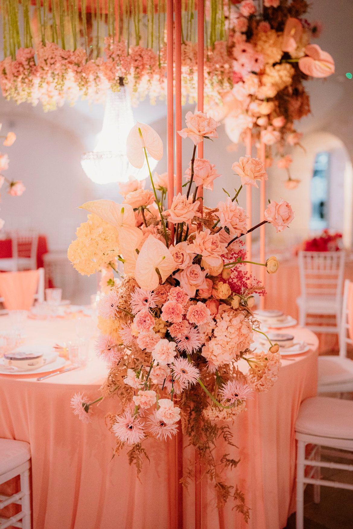 Allestimento LIPPOLIS: sala matrimoniale con runner floreale fucsia e dettagli seta