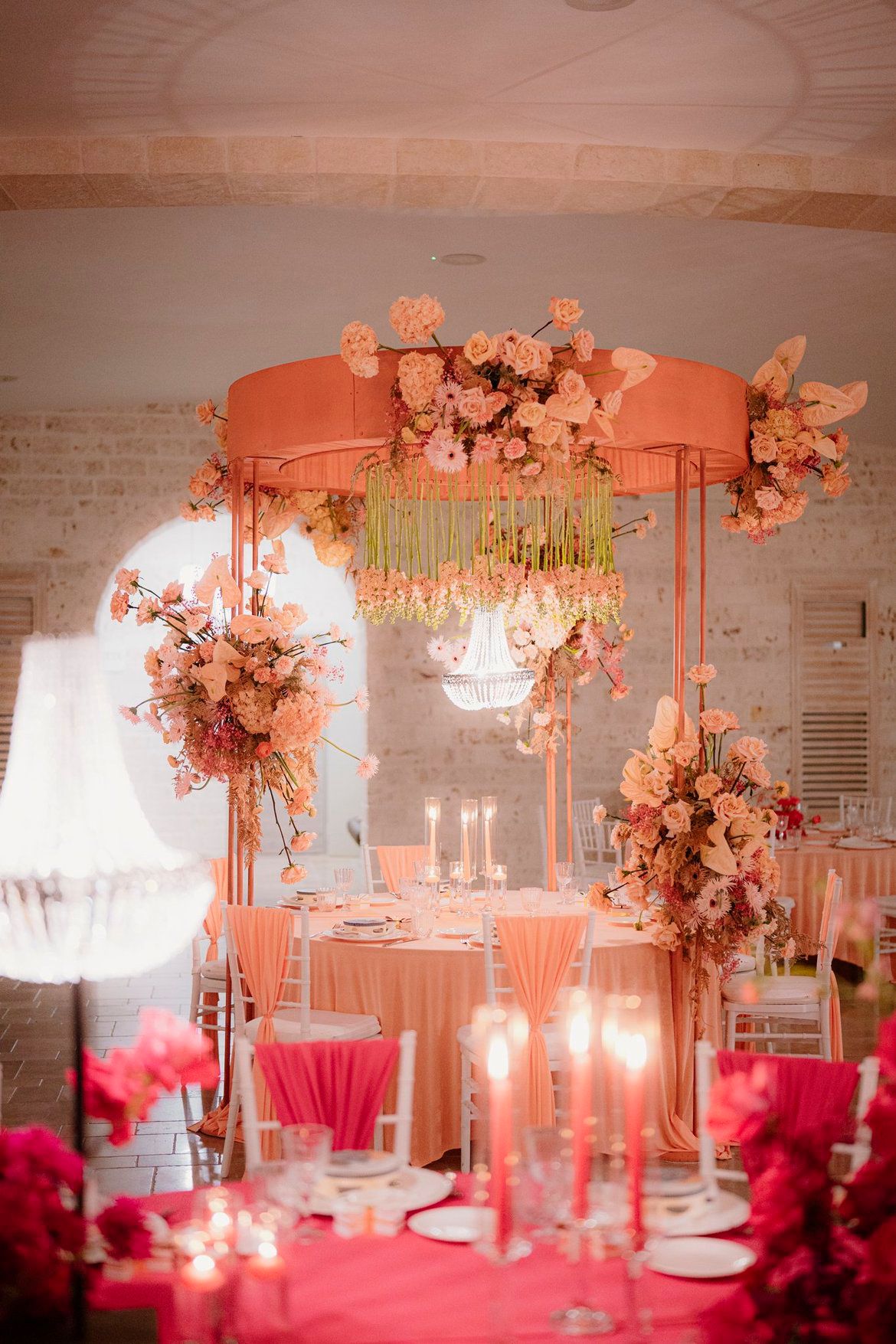 Allestimento LIPPOLIS: tavolo con centrotavola floreale multicolore e lampadario Empire