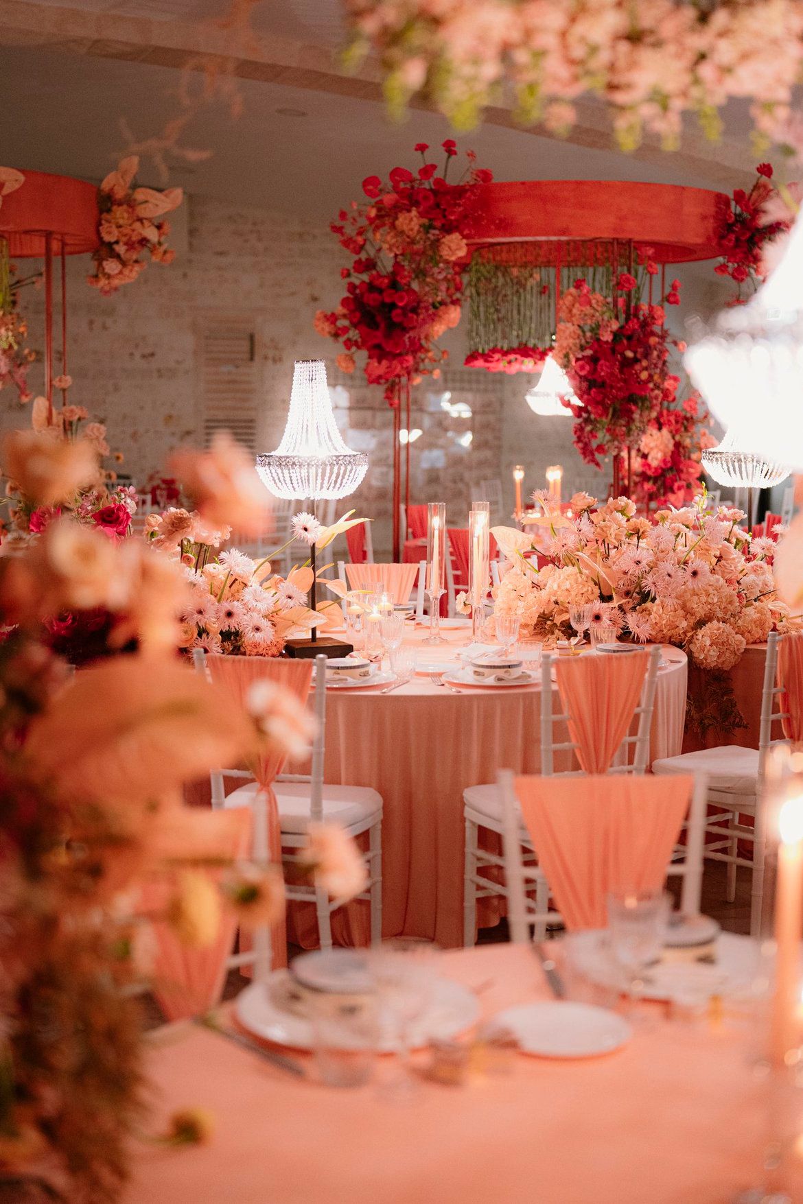 Allestimento LIPPOLIS: sala ricevimento peach con lampadari multipli e flowers towers