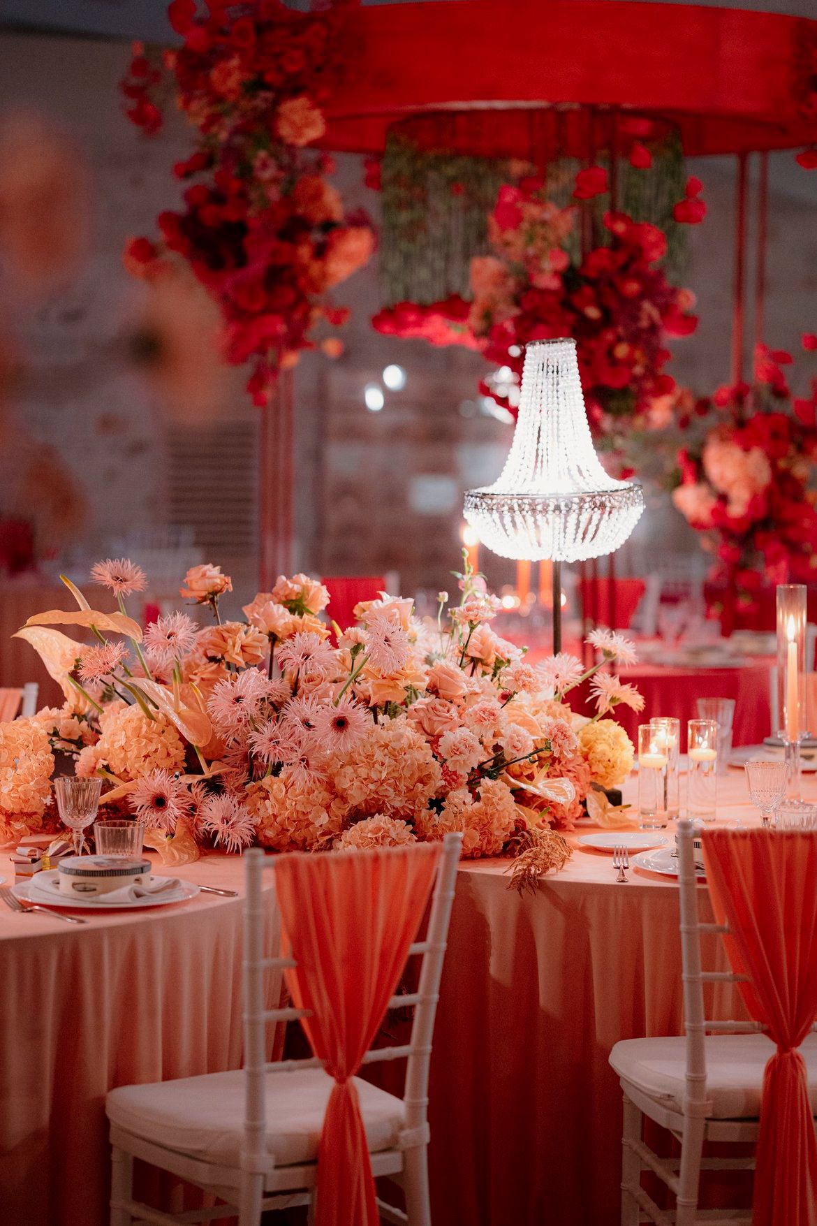 Allestimento LIPPOLIS: dettaglio centrotavola floreale alto pesca con anthurium e rose