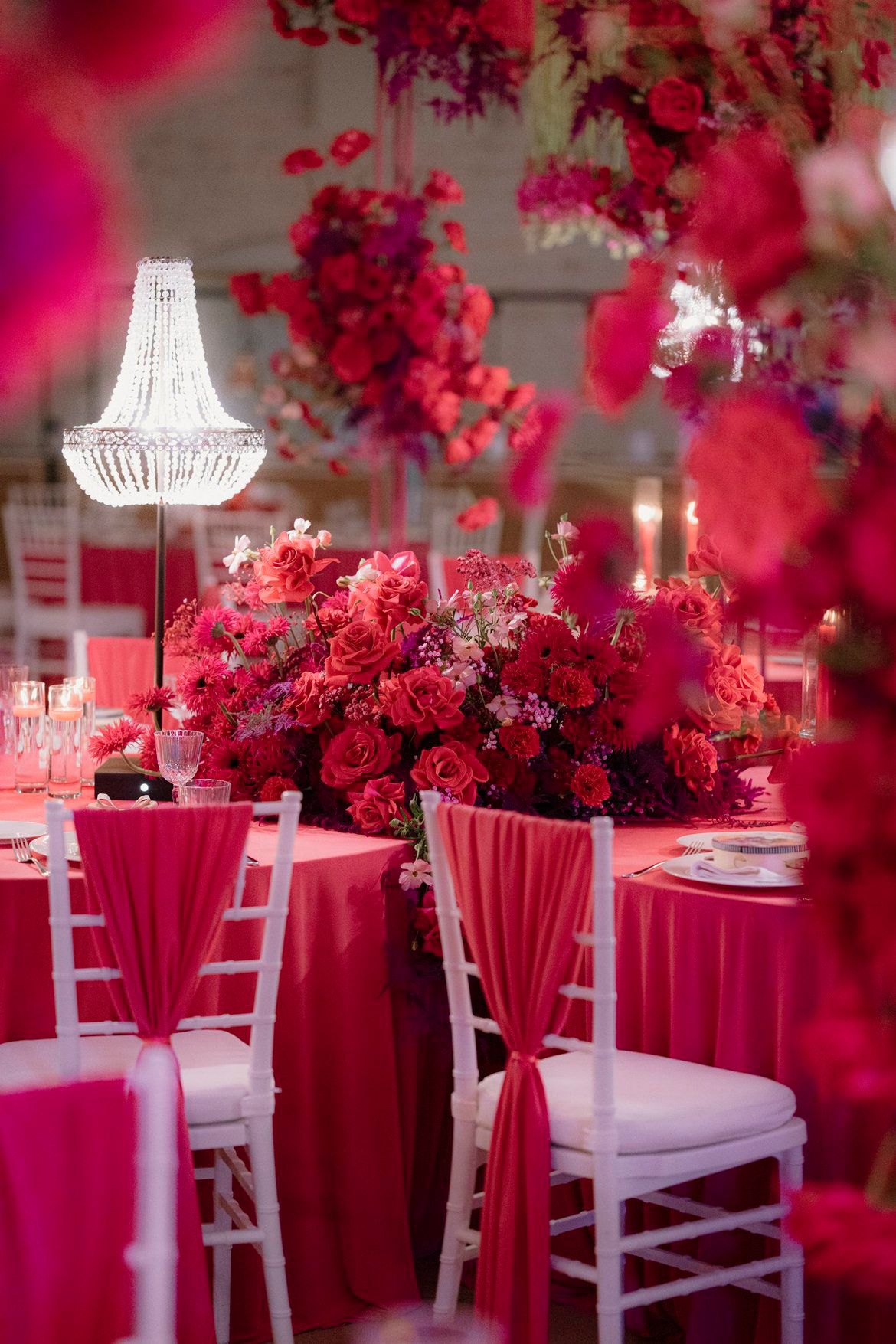 Allestimento LIPPOLIS: sala matrimoniale in toni corallo con table runner floreale