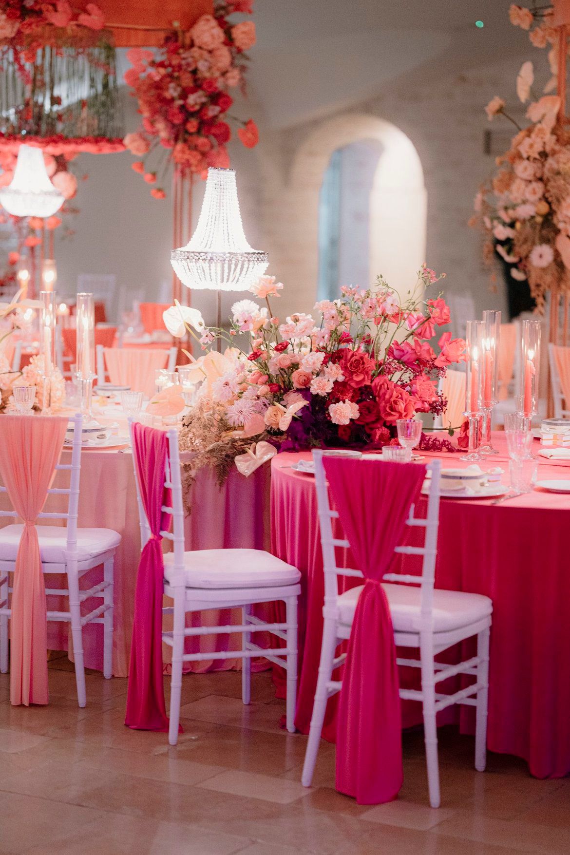 Allestimento LIPPOLIS: panoramica sala con chandelier floreali e tavoli tondi